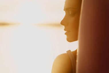 Plajda bir beuatiful ve seksi sörfçü kız