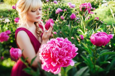 Açık bahçe güzel genç kadın portre yakın yukarı. Kadın bahar moda kavramı