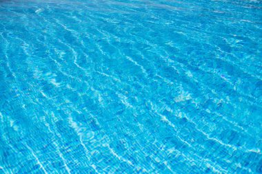 Mavi yüzme havuzu dalgalı su ayrıntıları