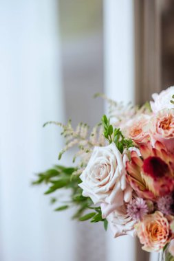 Vintage üzerinde karışık çiçekli buket bahar