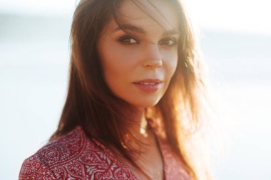 Okyanusta aktif komik kız portresi.