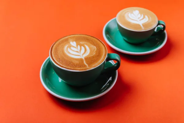 Tazas de café cian sobre fondo naranja . — Foto de Stock