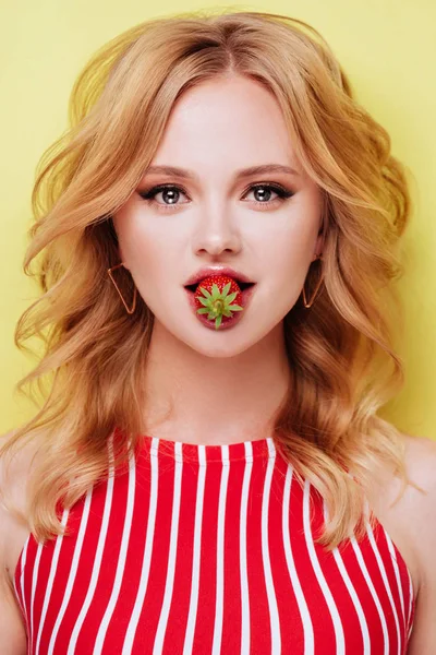 Mujer sexy comiendo fresa. Los labios sensuales . — Foto de Stock