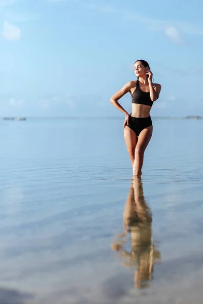 Bela boêmio estilo e menina bronzeada na praia — Fotografia de Stock