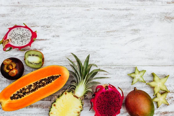 Tropische Früchte Hintergrund, viele bunte reife tropische Früchte — Stockfoto