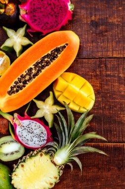 Koyu ahşap arka plan üzerinde tropikal meyve
