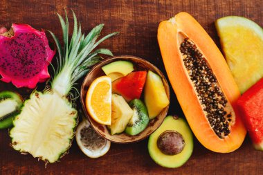 Koyu ahşap arka plan üzerinde tropikal meyve