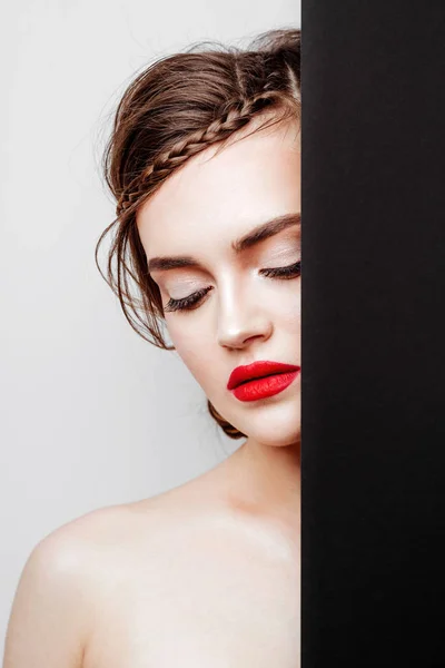 Hermosa joven modelo con labios rojos —  Fotos de Stock