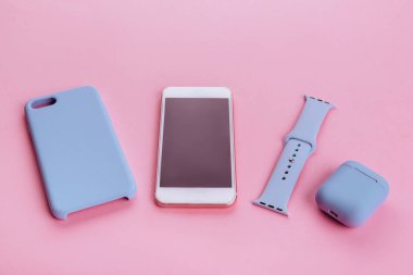 Güncel teknoloji. Çeşitli kişisel aksesuarların üst görünümü.