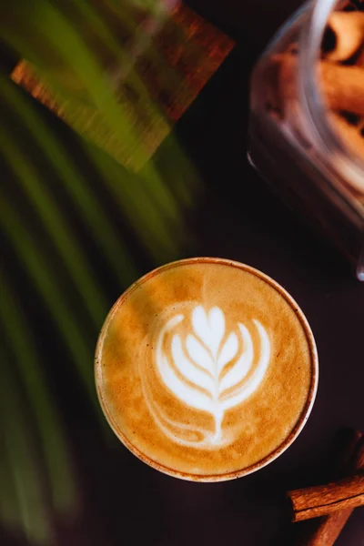 Кофе среди пальм чашку кофе к тростнику и в окружении пальмовых листьев — стоковое фото