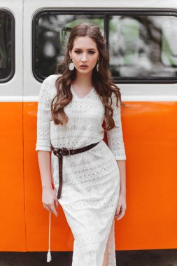 Retro arabanın yakınında duran güzel Bayan.