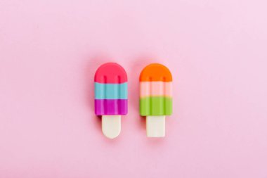 Buz şeklinde USB flash sürücü flaş creamon pembe bir arka plan.