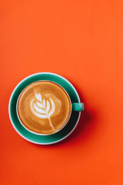 Azurový šálek kávy nad oranžovým pozadím. — Stock fotografie