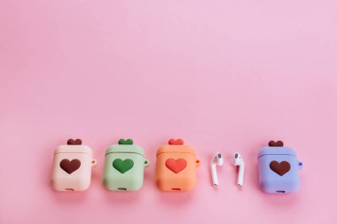 Güncel teknoloji. Çeşitli kişisel aksesuarların üst görünümü.