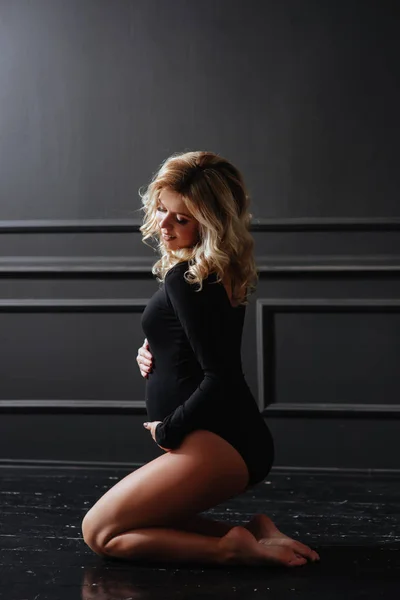 Schöne junge blonde schwangere Frau — Stockfoto