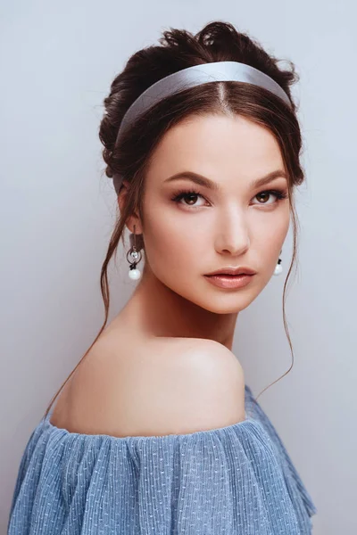 Retrato de joven mujer alegre — Foto de Stock