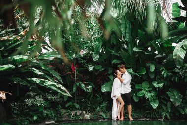 Açık Spa yüzme havuzunda rahatlatıcı sırasında öpüşme mutlu çift