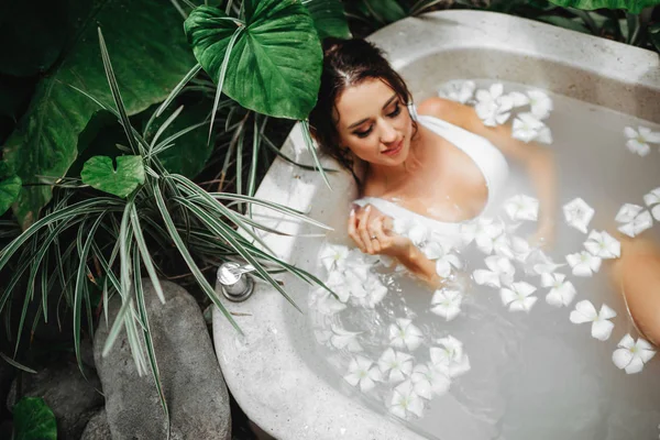 Kellemes, kerek szabadtéri fürdő, trópusi virágok, Szépítő Füvek nő — Stock Fotó