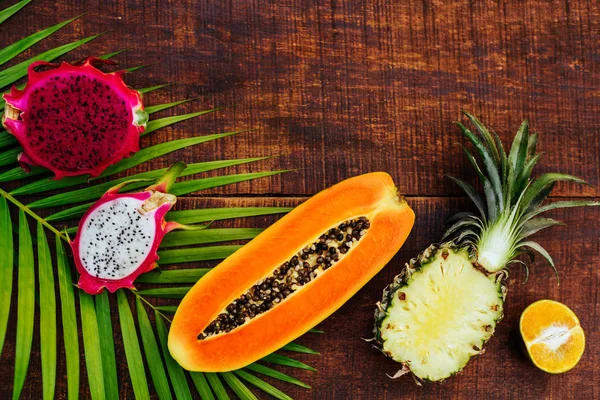 Tropische Früchte Hintergrund, viele bunte reife tropische Früchte — Stockfoto