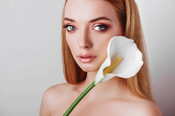 Retrato de feliz jovem ruiva senhora olhando para fora de flores brancas — Fotografia de Stock