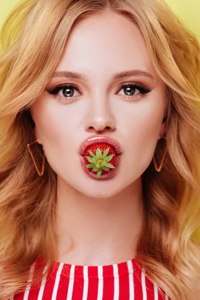 Σέξι γυναίκα τρώει φράουλα. Αισθησιακό χείλη. — Φωτογραφία Αρχείου