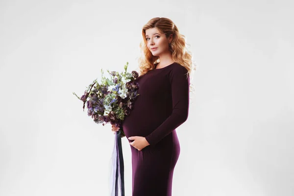 Retrato de una joven embarazada con una gran flor en la mano . — Foto de Stock