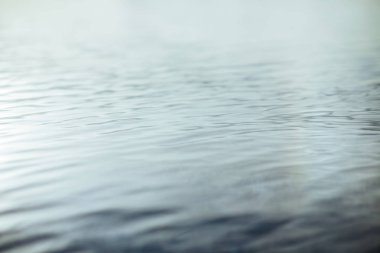 Dalgalı mavi deniz yüzeyi