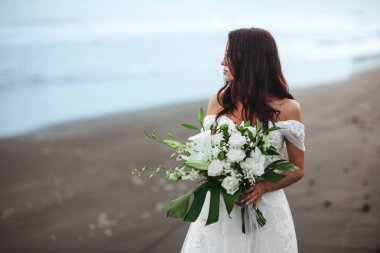 Mavi suda bir plajda gelin