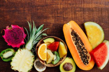 Koyu ahşap arka plan üzerinde tropikal meyve