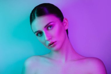 Stüdyoda poz neon ışıklar Yüksek Moda model kız, güzel kadın portresi, trendy parlayan makyaj.