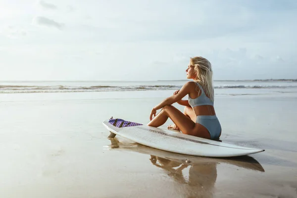 Surfa flicka med långt hår gå till surfing. — Stockfoto