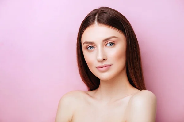 Beauty model met natuurlijke make-up op roze achtergrond Stockfoto