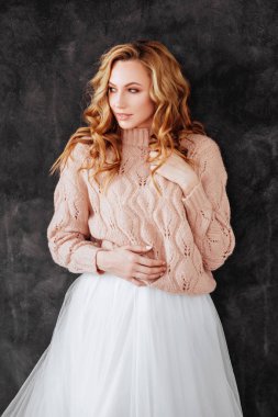 Sarı saçlı güzel genç kadın stüdyo çekim