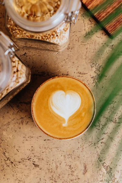Кофе среди пальм чашку кофе к тростнику и в окружении пальмовых листьев — стоковое фото