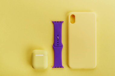 Güncel teknoloji. Çeşitli kişisel aksesuarların üst görünümü.