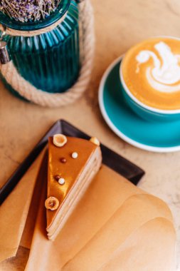 Tabak üzerinde kahve cappuccino ve kek.