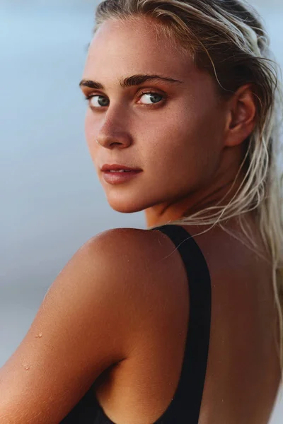 Jeune mince belle femme sur la plage du coucher du soleil — Photo