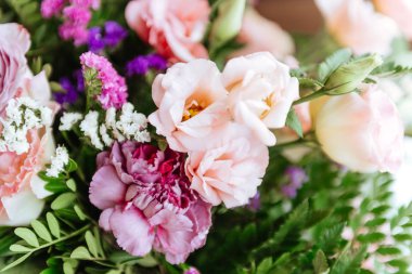 Vintage ahşap duvarda karışık çiçek Bahar buketi