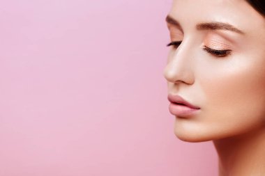 Pembe arka planda doğal makyaj ile Güzellik modeli