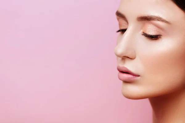 Model urody z naturalnym makijażu na różowym tle — Zdjęcie stockowe