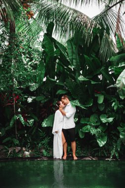 Açık Spa yüzme havuzunda rahatlatıcı sırasında öpüşme mutlu çift