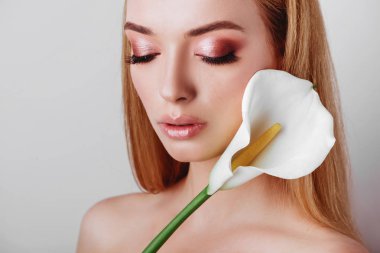 Beyaz çiçekler görünümlü mutlu genç Kızıl saçlı Bayan portresi