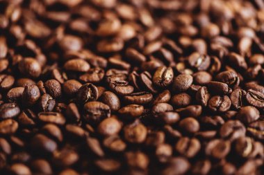 Kahve taneleri. Kavrulmuş kahve çekirdekleri kahverengi arka plan. Düzen.