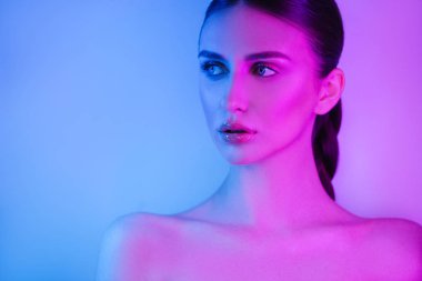 Stüdyoda poz neon ışıklar Yüksek Moda model kız, güzel kadın portresi, trendy parlayan makyaj.