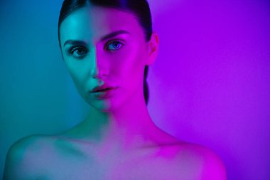 Stüdyoda poz neon ışıklar Yüksek Moda model kız, güzel kadın portresi, trendy parlayan makyaj.