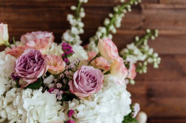 Vintage ahşap duvarda karışık çiçek Bahar buketi