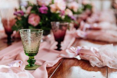 Pembe güller, mumlar ve çatal bıçak takımı ile Vintage festival masa ayarı