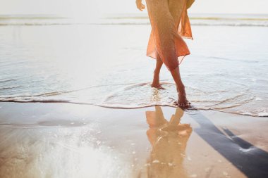 Sahil yolu üzerinde çalışan genç kadın.