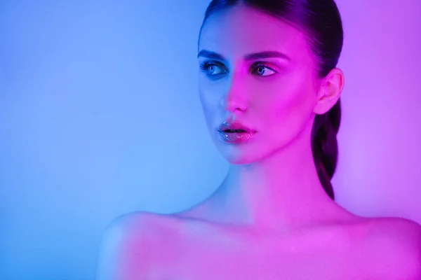 Chica modelo de alta moda en luces de neón posando en el estudio, retrato de mujer hermosa, maquillaje brillante de moda . —  Fotos de Stock