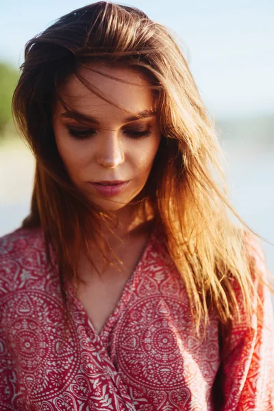 Kumsalda Güzel Günbatımının tadını çıkaran kadın